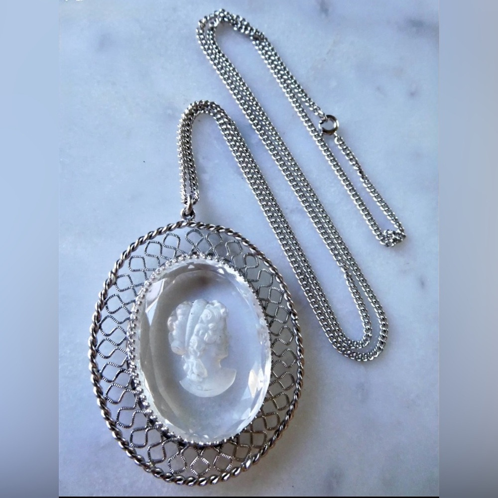 Vtg glass intaglio cameo pendant w/silver tone necklace Women’s costume jewelry